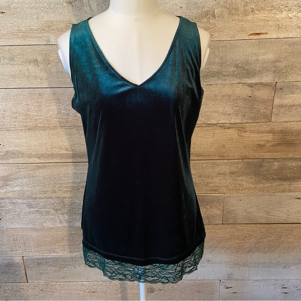 🛍️3/$30 Liquid by Sioni women's green velvet lace tank top in size ‎ small